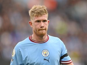 Momen Kocak De Bruyne Dapat Hadiah Jersey MU