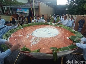 Antusias Warga Berebut Nasi Kepel Saat Kirab Ampyang Maulid di Kudus
