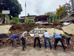 Bangket Tebing-Pagar Kantor Polsek Kokap Kulon Progo Ambrol