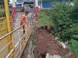 Longsor di Sukaraja Bikin Akses Jembatan ke Jalan Raya Bogor Ditutup