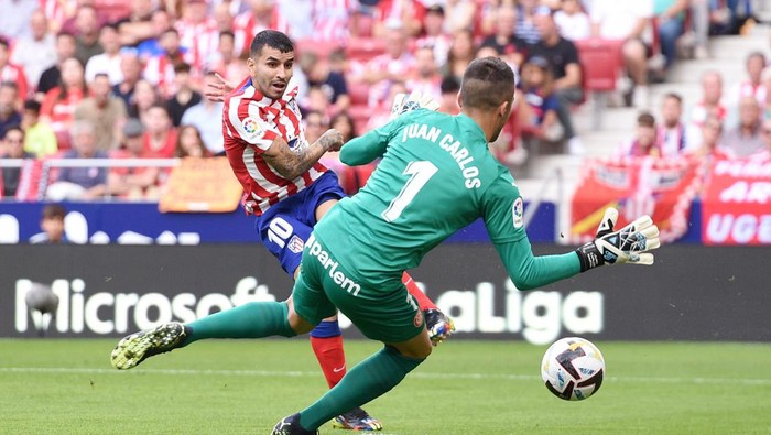 MADRID, SPAIN - OCTOBER 08: Angel Correa of Atletico Madrid scores their sides second goal as Juan Carlos of Girona FC attempts to make a save during the LaLiga Santander match between Atletico de Madrid and Girona FC at Civitas Metropolitano Stadium on October 08, 2022 in Madrid, Spain. (Photo by Denis Doyle/Getty Images)