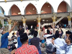 Ada Tradisi Lempar Uang di Perayaan Maulid Madura