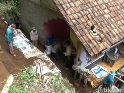 Rumah-Madrasah di Purwakarta Tertimbun Longsor