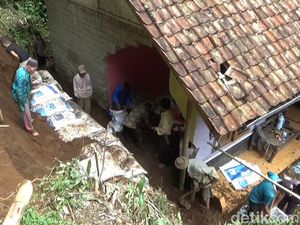 Rumah-Madrasah di Purwakarta Tertimbun Longsor Rumah-Madrasah di Purwakarta Tertimbun Longsor