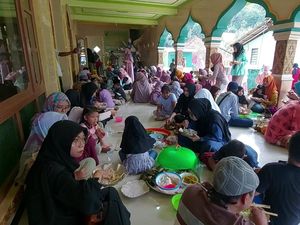 Tradisi Maulid Nabi di Kampung Sindu Karangasem, Tabur Duit-Megibung Tradisi Maulid Nabi di Kampung Sindu Karangasem, Tabur Duit-Megibung