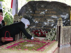 Peringati HUT ke-77 Pemprov Jatim, Khofifah Ziarah Makam Bung Karno