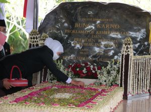 Peringati HUT ke-77 Pemprov Jatim, Khofifah Ziarah Makam Bung Karno Peringati HUT ke-77 Pemprov Jatim, Khofifah Ziarah Makam Bung Karno