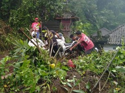 Tanah Longsor di Karangasem Timbun 3 Motor-1 Warga Luka Berat