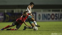 Pasukan Bima Sakti gagal menambah gol hingga babak pertama tuntas meski terus mengurung lini pertahanan lawan.