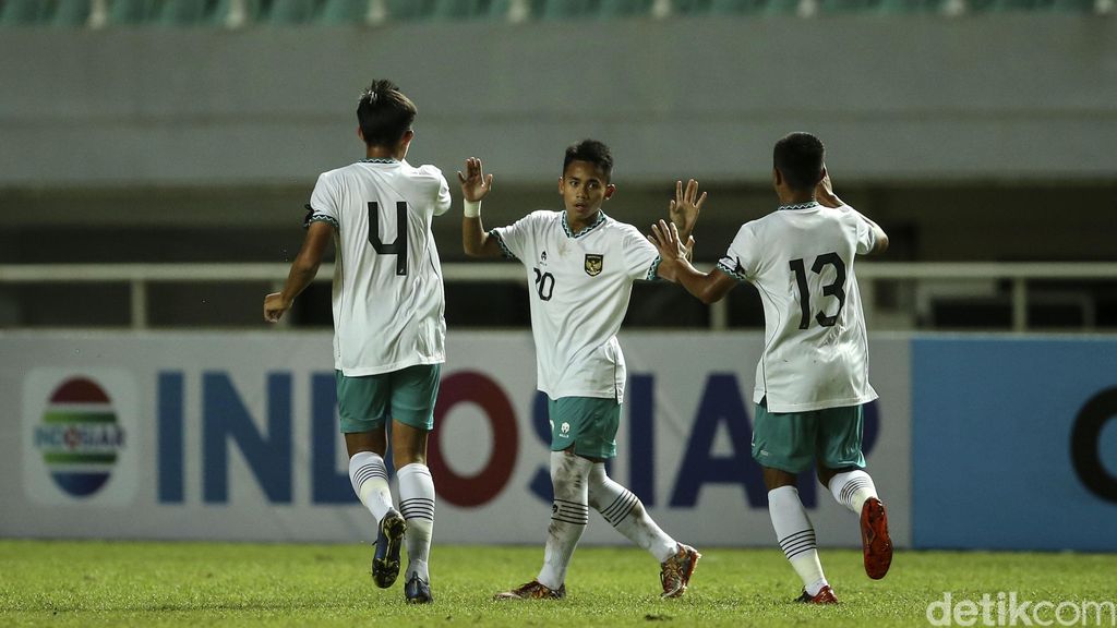 Timnas Indonesia U-17 meraih kemenangan 2-0 atas Palestina di Kualifikasi Piala Asia U-17 2023 di Stadion Pakansari, Jumat (7/10). Yuk lihat lagi aksi para Garuda Muda.