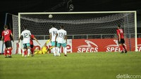 Palestina sempat punya kesempatan untuk menyamakan kedudukan dari penalti. Wasit menunjuk titik putih setelah tusukan Ahmed Sulaiman dijegal oleh Andrika. Husam Alshaer yang maju sebagai eksekutor sepakannya membentur mistar. Bola yang muntah sebenarnya bisa disambar lagi oleh Alshaer jadi gol. Namun, gol ini tak sahkan karena bola penalti yang membentur tiang tanpa ditepis kiper tak boleh disambar langsung penendang.
