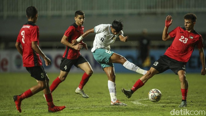 Timnas Indonesia U-17 meraih kemenangan 2-0 atas Palestina di Kualifikasi Piala Asia U-17 2023 di Stadion Pakansari, Jumat (7/10). Yuk lihat lagi aksi para Garuda Muda.