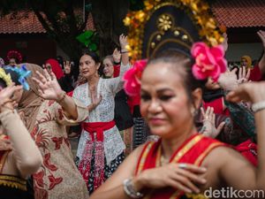 Melihat Pentas Tari Yapong Kolosal di Universitas Indonesia Melihat Pentas Tari Yapong Kolosal di Universitas Indonesia