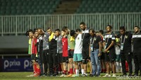 Momen ini terjadi usai kedua tim menyelesaikan pertandingan dalam Kualifikasi AFC U17 ASIAN CUP 2023.