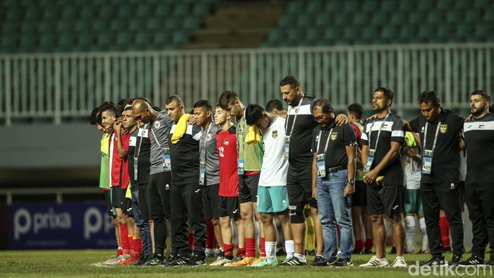 Momen Palestina Ikut Mengheningkan Cipta Tragedi Kanjuruhan Mengheningkan cipta tragedi Kanjuruhan dilakukan dalam laga Timnas Indonesia U-17 vs Palestina di Stadion Pakansari, Bogor. Bendera setengah tiang juga berkibar.