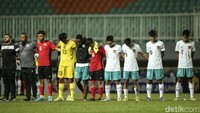 Sebelum bertanding, kedua tim melakukan moment of silent selama satu menit.