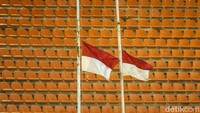 Bendera setengah tiang juga berkibar di Stadion Pakansari, Bogor.