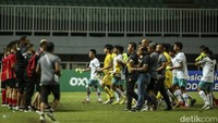 Usai pertandingan Timnas nampak memberikan kaos berwarna kuning.