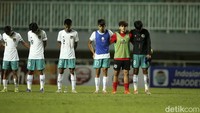 Kedua tim nampak bersalaman, lalu mereka berjalan ke tengah lapangan untuk mengheningkan cipta untuk tragedi Kanjuruhan.