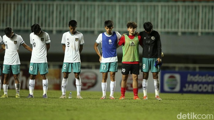 Mengheningkan cipta tragedi Kanjuruhan dilakukan dalam laga Timnas Indonesia U-17 vs Palestina di Stadion Pakansari, Bogor. Bendera setengah tiang juga berkibar.