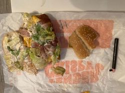 Ngeri! Ibu Ini Temukan Pensil Kayu di Dalam Burger Miliknya