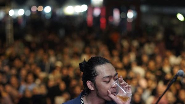 Heboh Aksi di Panggung, Pamungkas Hobi Nongkrong di Kafe