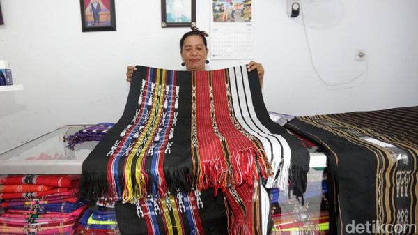 Pasarkan Tenun Selaru, Wanita Ini Raup Puluhan Juta/Bulan
