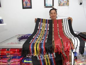 Pasarkan Tenun Selaru, Wanita Ini Raup Puluhan Juta/Bulan Pasarkan Tenun Selaru, Wanita Ini Raup Puluhan Juta/Bulan