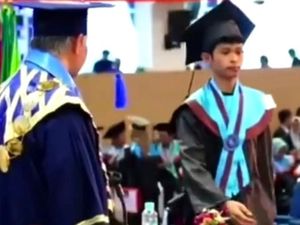 Viral Wisudawan Unismuh Makassar Cuek ke Rektor saat Wisuda