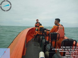 Seorang Penumpang KMP Rishel Jatuh ke Laut Merak Banten