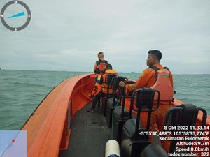 Seorang Penumpang KMP Rishel Jatuh ke Laut Merak Banten Seorang Penumpang KMP Rishel Jatuh ke Laut Merak Banten