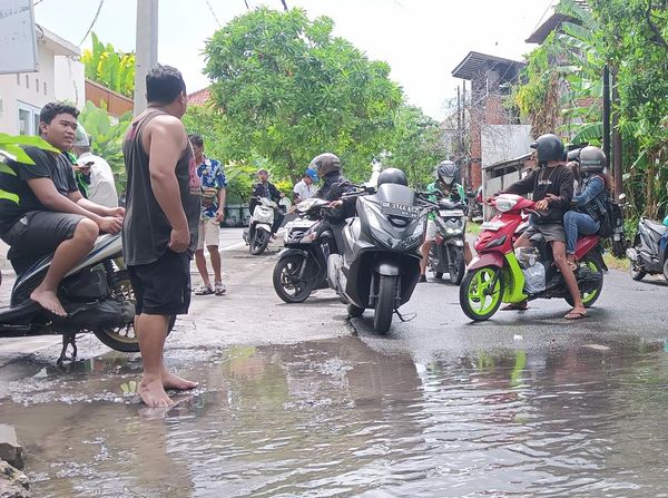 Penampakan Banjir di Kuta, Pemukiman Terendam-Bule Terobos Banjir