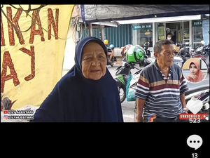 Meski Sudah Renta, Kakek Nenek 78 Tahun Ini Masih Semangat Jualan Batagor