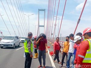 Petugas PUPR Suramadu Tewas Ditabrak Xenia Saat Perbaiki Posisi Traffic Cone Petugas PUPR Suramadu Tewas Ditabrak Xenia Saat Perbaiki Posisi Traffic Cone