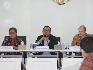 Plt Bupati Minta Satpol PP Tutup Pembakaran Aki Ilegal di Bogor Plt Bupati Minta Satpol PP Tutup Pembakaran Aki Ilegal di Bogor