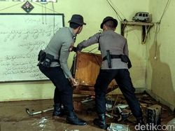 Bawa Peralatan, Polisi di Sukabumi Bantu Warga Terdampak Banjir