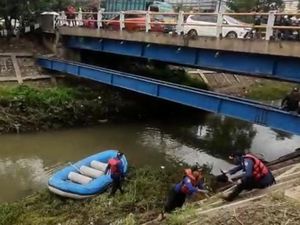Pencarian Kakek 100 Tahun Hanyut di Sungai Cijalupang Bandung Dilanjutkan Pencarian Kakek 100 Tahun Hanyut di Sungai Cijalupang Bandung Dilanjutkan