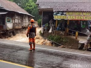 Pemotor Terseret Banjir di Jabar: 1 Tewas, 2 Hilang Pemotor Terseret Banjir di Jabar: 1 Tewas, 2 Hilang