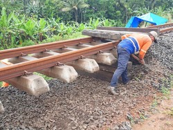 Rel Ambles 15 Meter di Jeruklegi-Kawunganten, Perjalanan KA Terlambat