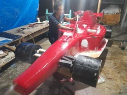 Perajin Asal Medan Buat Replika Mobil F1 dari Barang Bekas