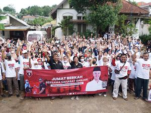 Relawan Sahabat Ganjar Bagikan Ratusan Sembako di Semarang