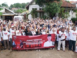 Relawan Sahabat Ganjar Bagikan Ratusan Sembako di Semarang