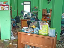 Sejumlah Orang Tua Siswa Datangi MTsN 19 Jaksel Pagi Ini