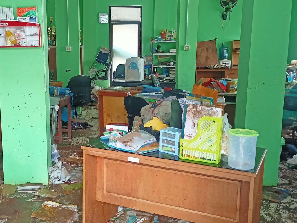 Sejumlah Orang Tua Siswa Datangi MTsN 19 Jaksel Pagi Ini Sejumlah Orang Tua Siswa Datangi MTsN 19 Jaksel Pagi Ini