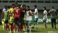 Kedua tim tampil dengan permainan keras dalam laga di Stadion Pakansari, Bogor, Jumat (7/10/2022) malam, tak sedikit pelanggaran tercipta.
