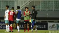 Mereka saling bersalaman seusai laga.
