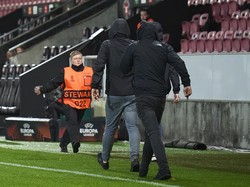 Ini Baru Steward! Ibu-ibu Petugas Keamanan Berani Adang Suporter