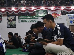 Bobotoh hingga Jakmania Melebur Jadi Satu Demi Kanjuruhan Bobotoh hingga Jakmania Melebur Jadi Satu Demi Kanjuruhan