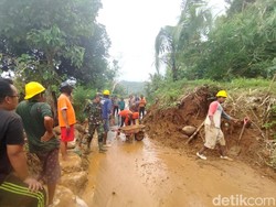 Longsor Timbun Jalur Utama Trenggalek-Pacitan, Kendaraan Melintas Bergantian
