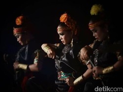 Mistis Tari Pakanna Bone, Penari Wanita Kerasukan Roh Tusuk Diri dengan Badik